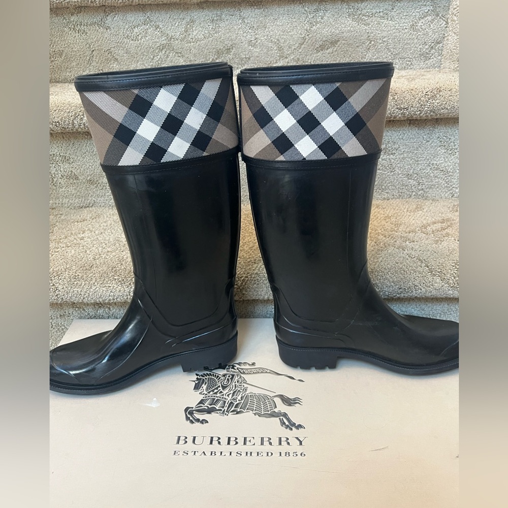 Burberry authentic cross Hill rain boot size 38